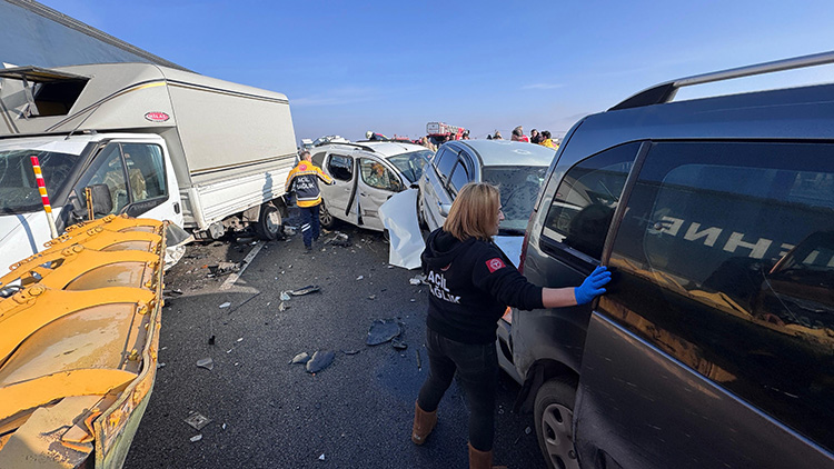 İki ayrı zincirleme trafik kazasında 1 kişi öldü, 51 kişi yaralandı
